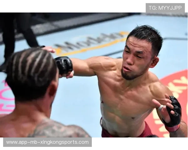 UFC 选手赛后吃披萨庆祝被拍